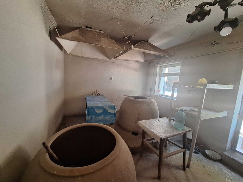 Урганч шахар марказида тайёр ишлаб турган нонвойхона сотилади