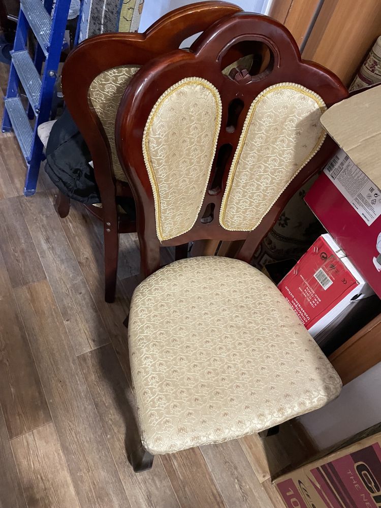 Продам Стол и 4 стулья из чистого дерева