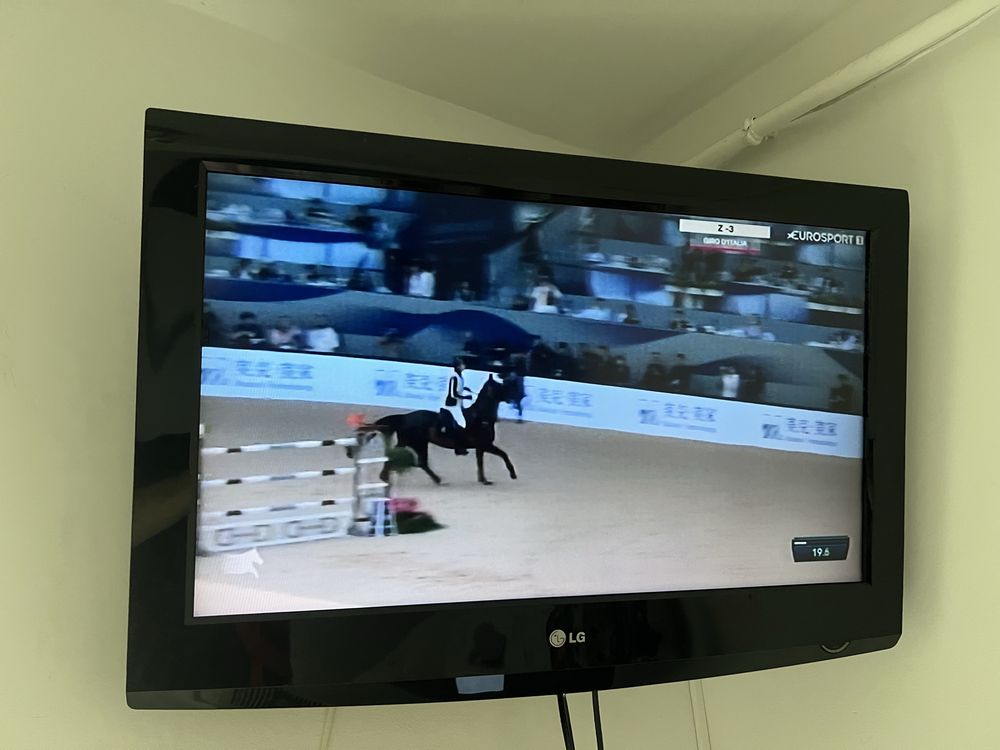 Vand Televizor LG,81 cm diagonala ideal pentru bucatarie si camere mic