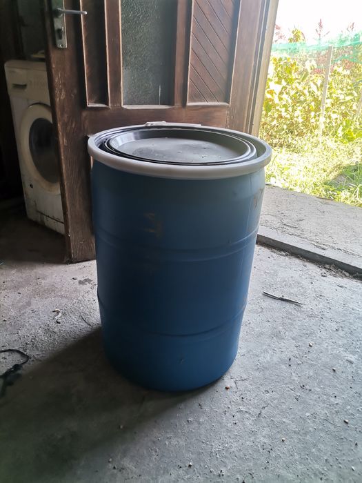 Butoaie plastic cu inel metalic
