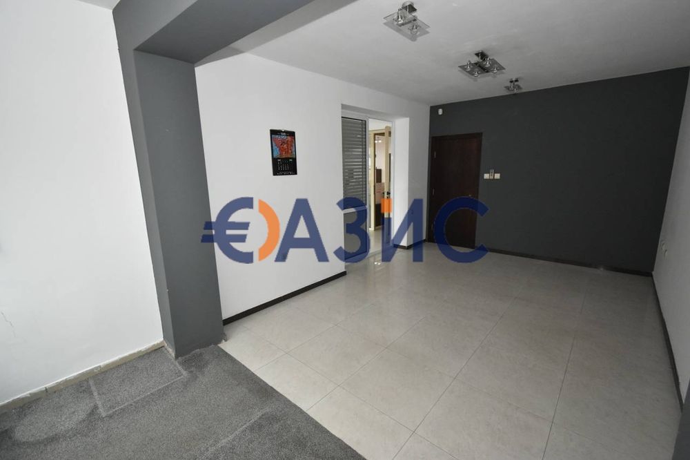 Етаж на сграда / първи над партера / в центъра на Слънчев бряг, 213 кв