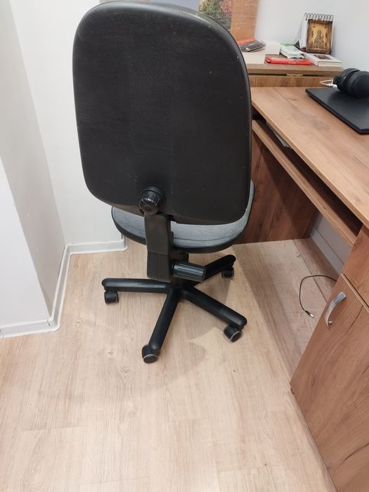 Vând scaun de birou stofa gri