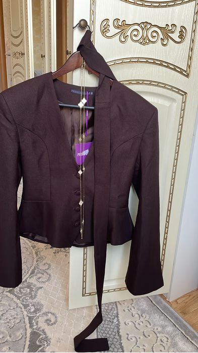 Пиджак новый с поясом на шее