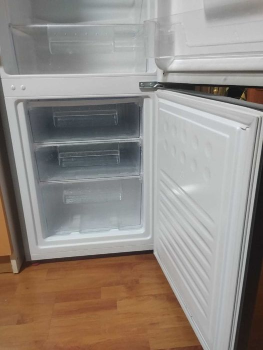 Vând combină frigorifică Heinner în stare bună, perfect funcțională.