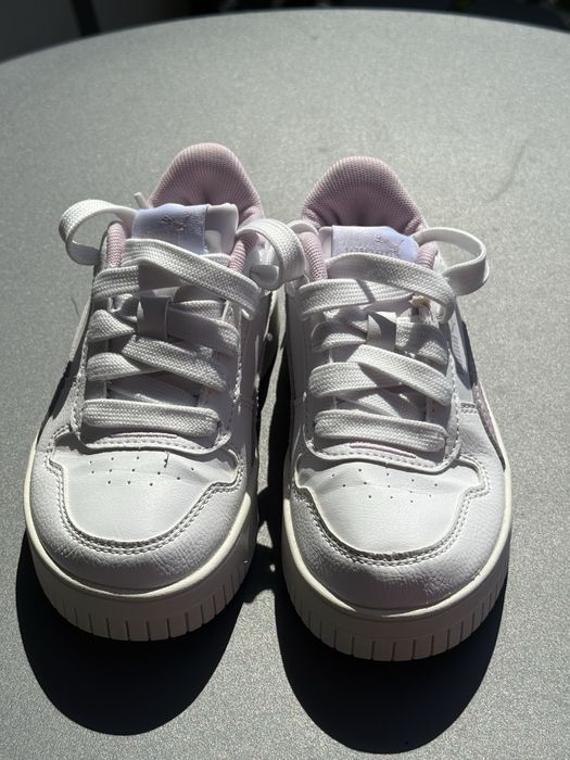 Vand adidasi puma si champion.