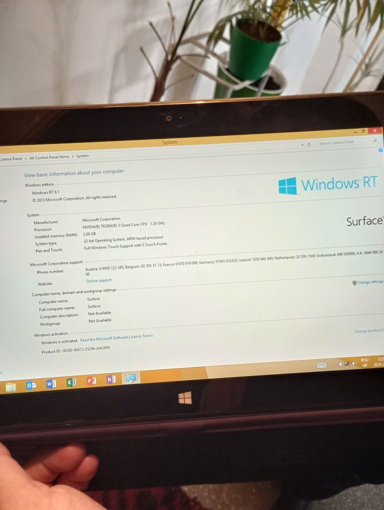 Leptop Surface Microsoft 32 GB cu încărcător și priza corespunzătoare