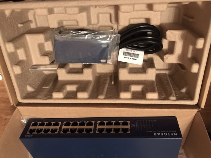 24 Портов Switch Netgear JFS524v2