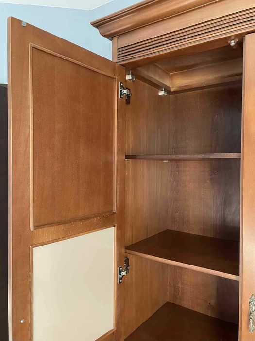 Продавам масивен дървен гардероб.