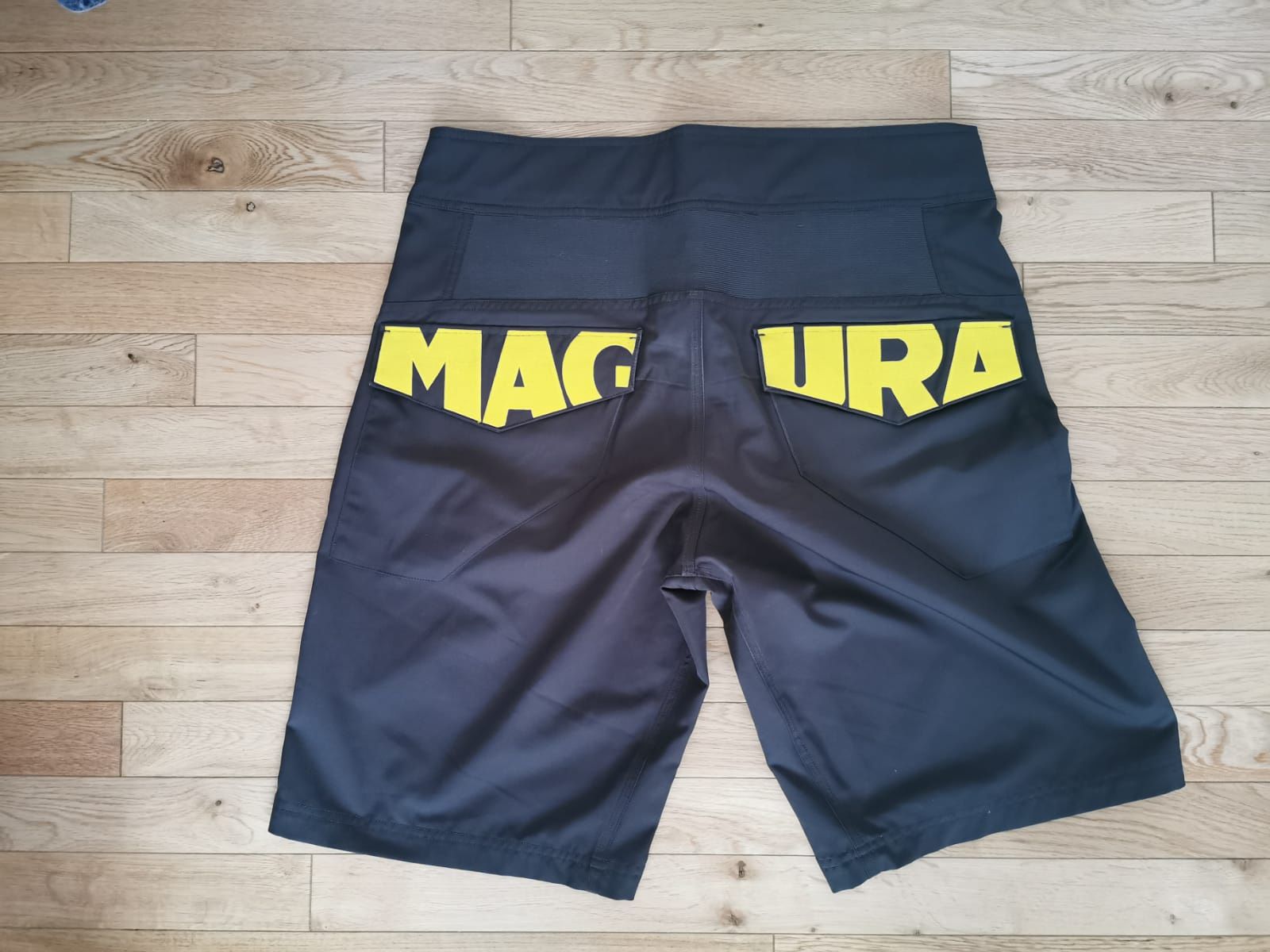 Pantaloni scurți Maloja L