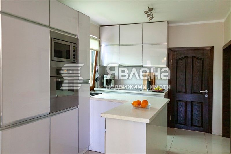 Слънчева просторна къща с три спални в Горна Трака с две паркоместа!