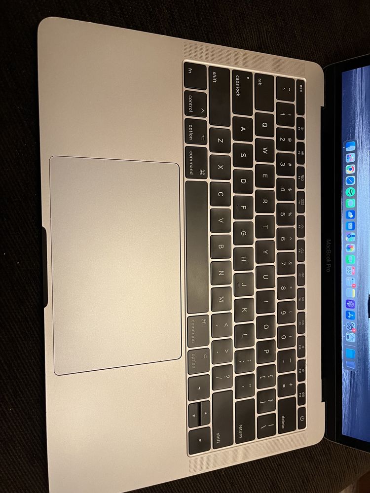 MacBook Pro (13-inch, 2017, Two Thunderbolt 3 ports)