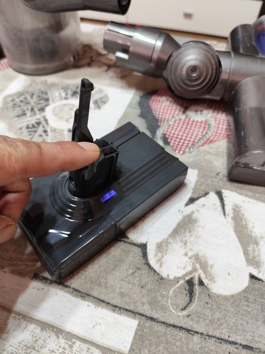 Dyson V8 +зарядно със стойка