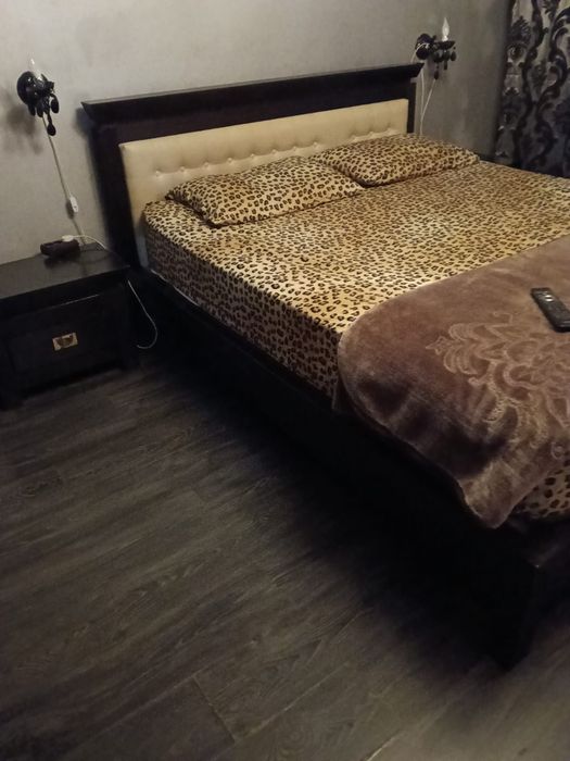 Vând pat dublu cu saltea și noptiere