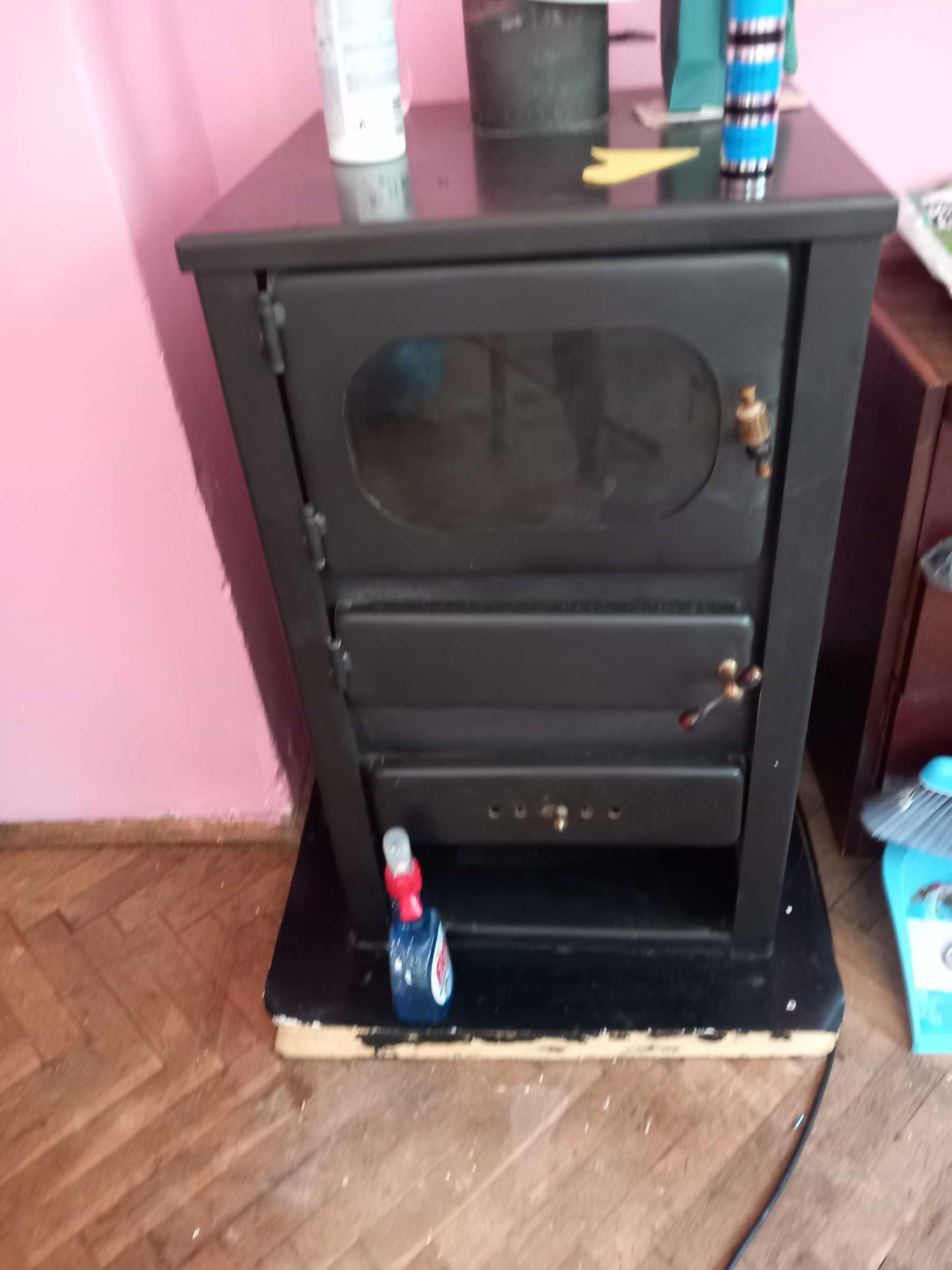 Печка камина на дърва, заедно с кюнци и лира