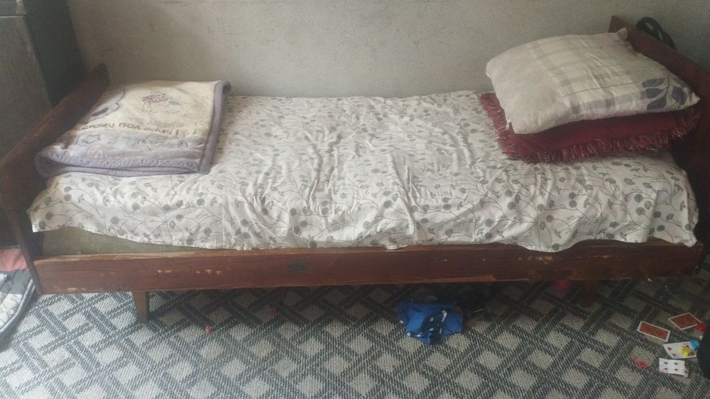 Holati yaxshi divan bor