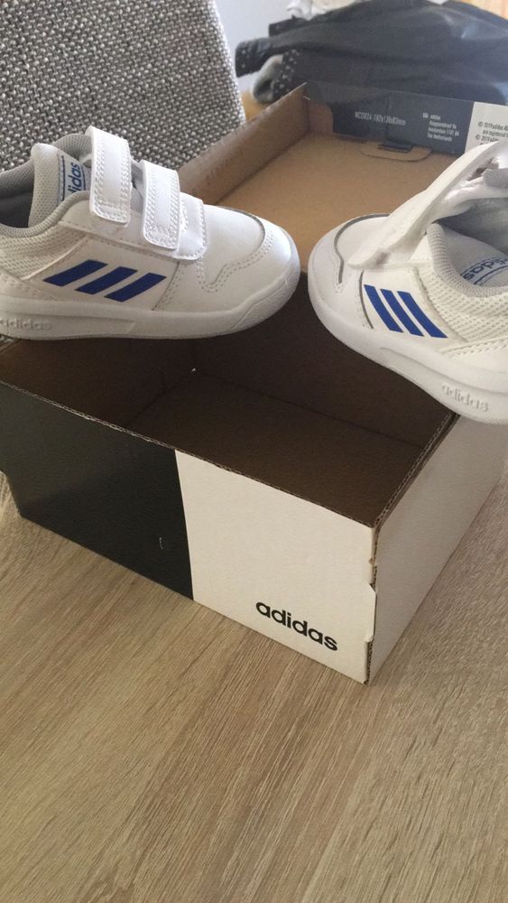 Vand urgent papuci impecabili Adidas 21