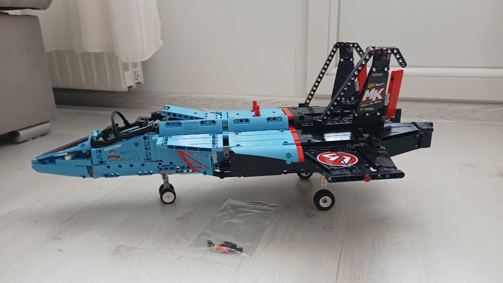 LEGO TECHNIC: Air Race Jet (42066)