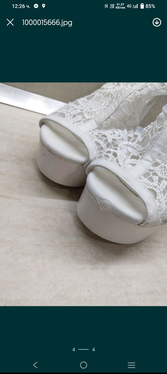 Бели сандали на платформа