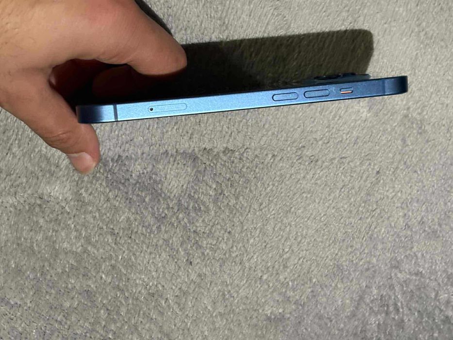 Vand iphone 13  in stare buna