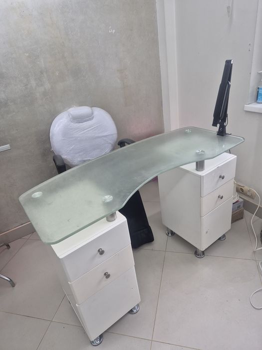 Masa manichiura +scaun de pedichiura