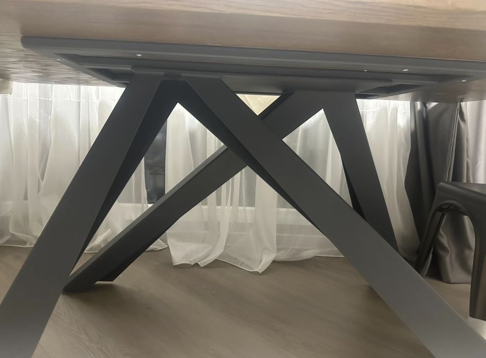 Продавам чисто нова масивна маса от орех