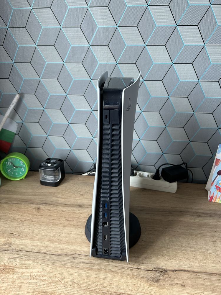 Ps5 с 11 игри и два джойстика