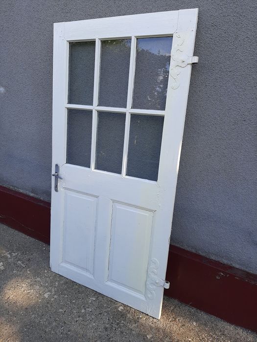 Vand usa din lemn cu 6 ochiuri de sticla.