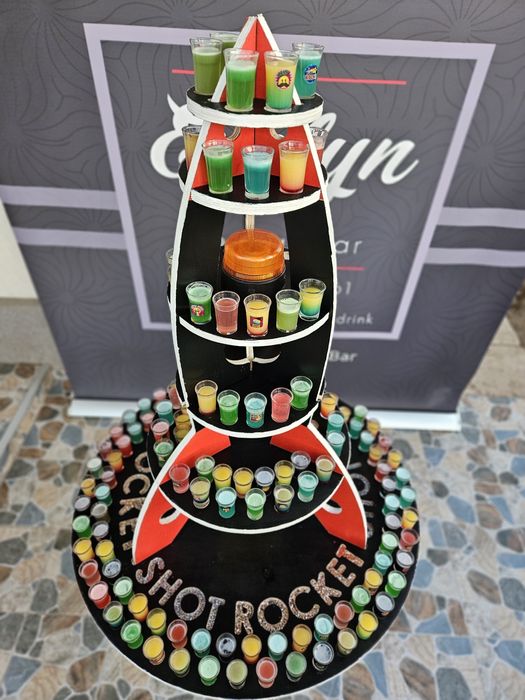 TORT Shot Rocket by Evelyn Cocktailbar (rachetă de 170 shot-uri ).