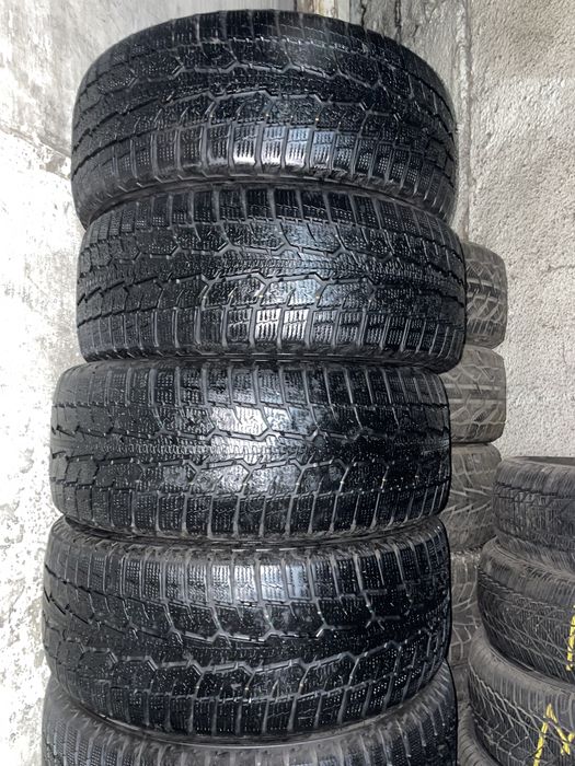 Продам шины 215,55 р17 зимние Toyo