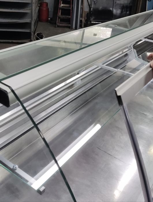 Хладилна щандова витрина