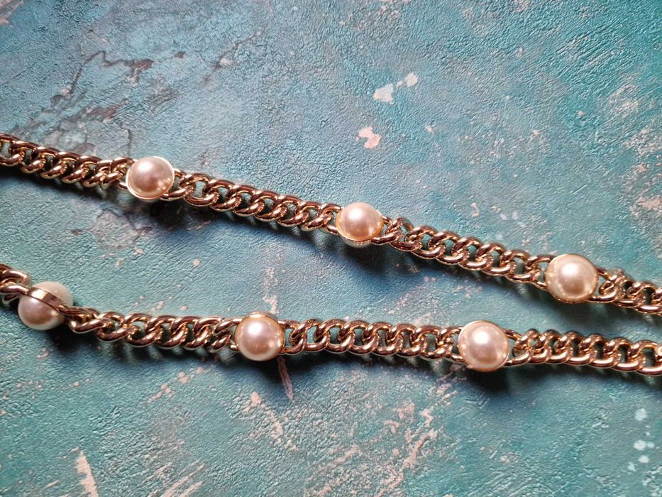 Нова чанта Guess с пайети и перли