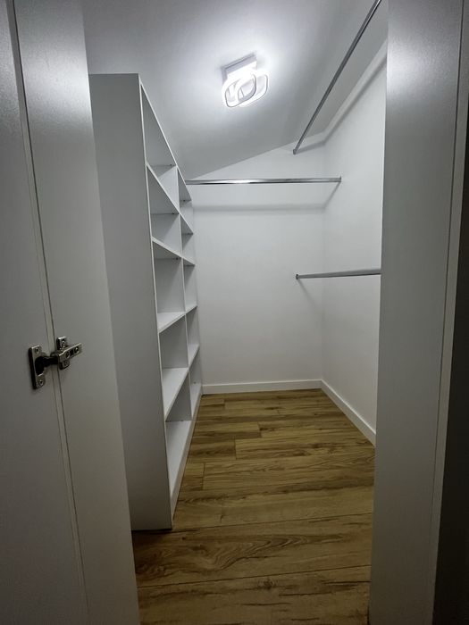 Mutare rapida apartament de vanzare 3 camere, pod, 4 locuri de parcare