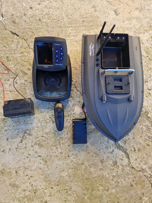 Рибарска лодка със сонар