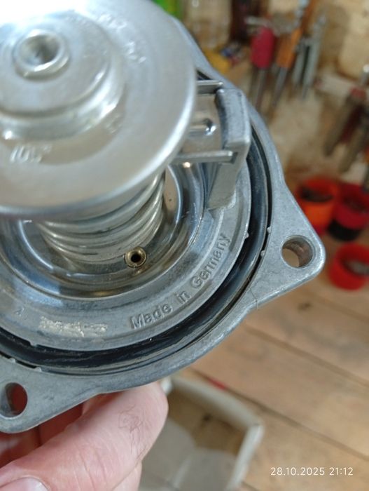 Термостат MAHLE на БМВ м62 без ванусный двигатель, обсолютно новый.