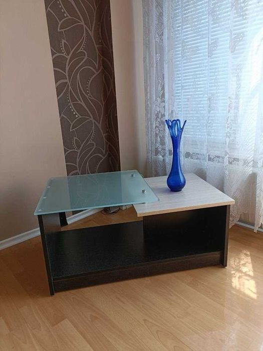 Холна масичка със стъклен плот