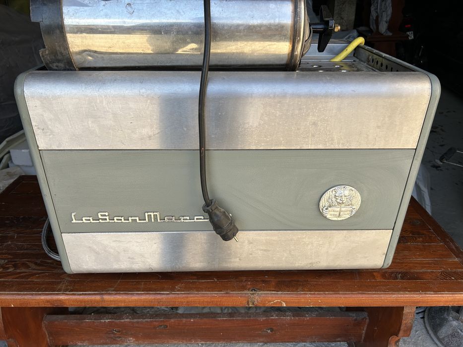 Машината La San Marco 85-16M-2 е професионална еспресо машина