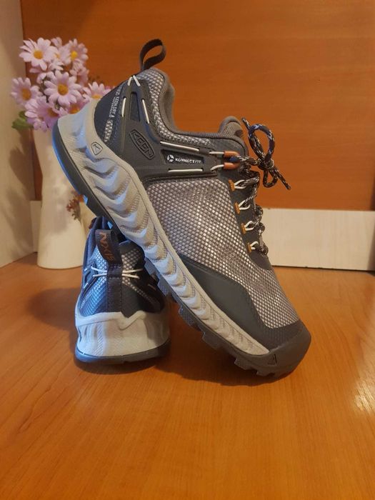 Adidasi toamna marca Keen marimea 39