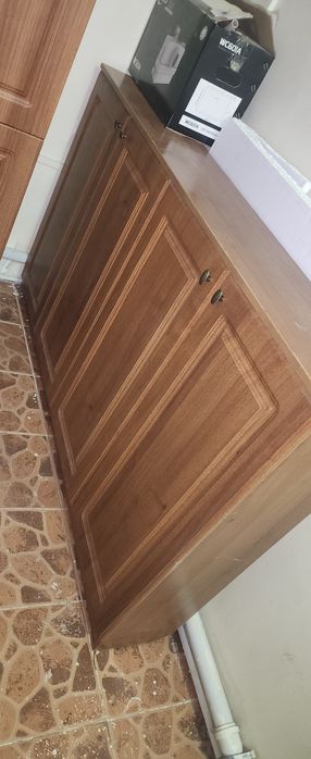 Высокая узкая тумба под разные мелочи,  можно под обувь