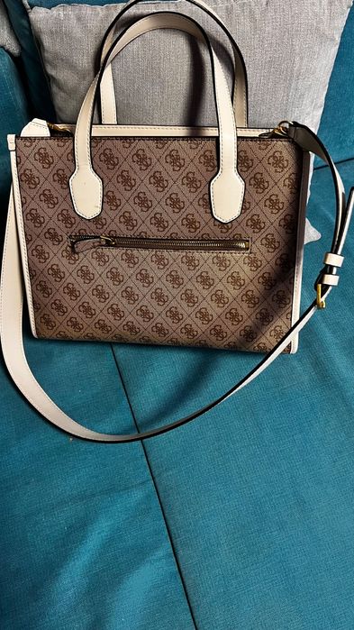 Голяма бежова чанта guess