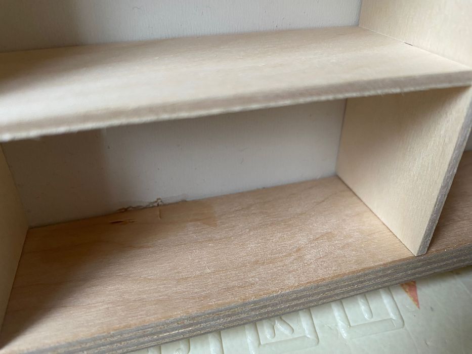 Нов, дефектен Дървен рафт за съхранение на колички - 90 отделения