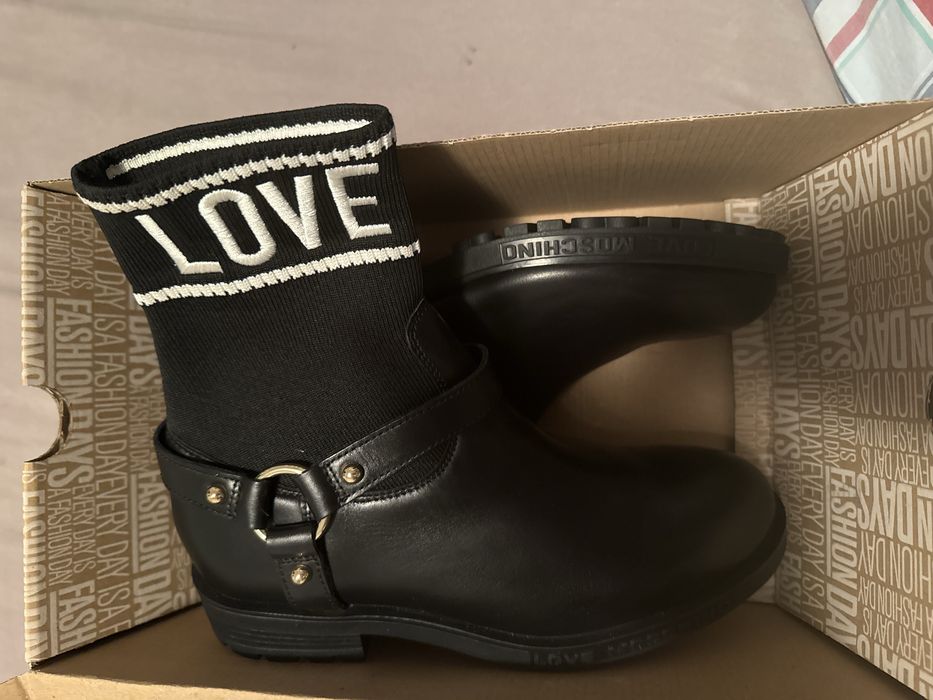 Ghete noi Love Moschino, nu mi se potriveste marimea, nr 38,