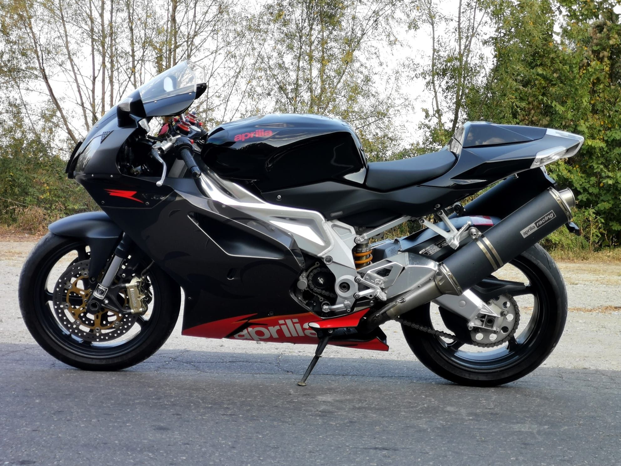 Aprilia rsv 1000r