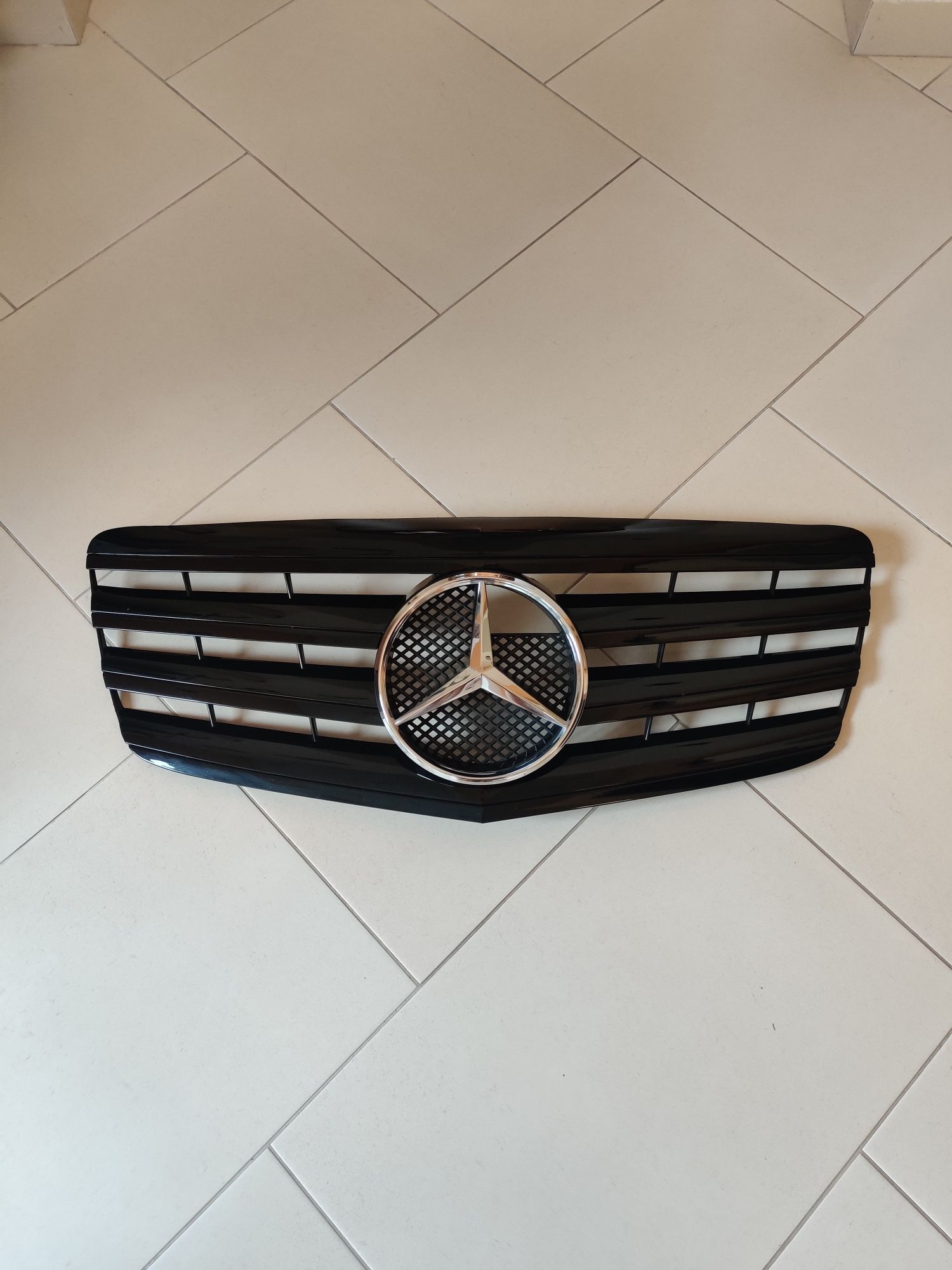 Grila Mercedes Benz E Class W211