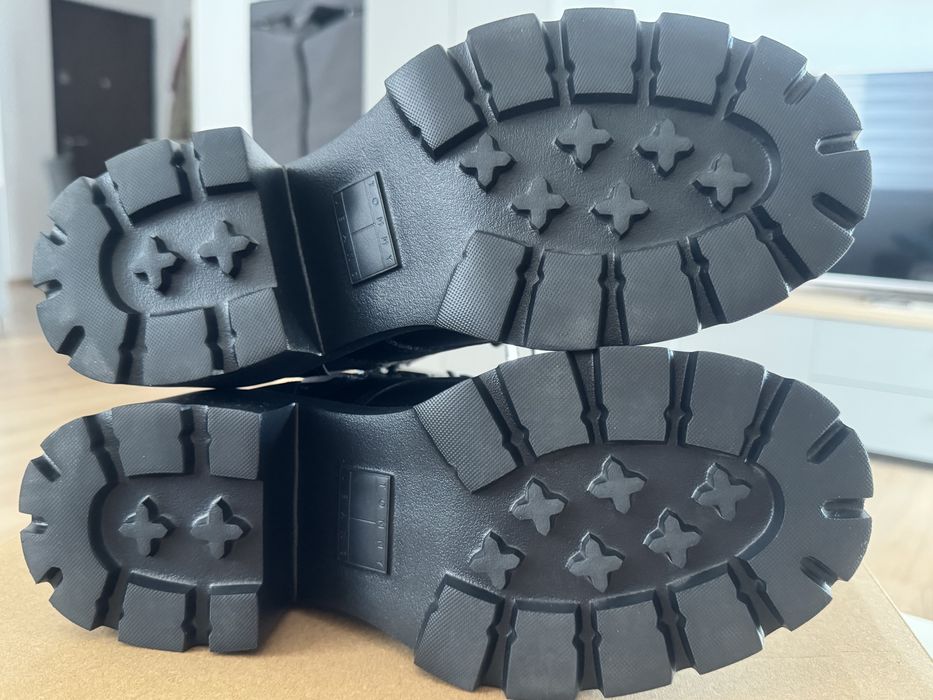 Ghete Tommy Jeans nr 39 din piele, noi!