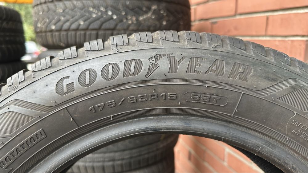 Продавам 2бр. Зимни гуми 175/65/15 Goodyear