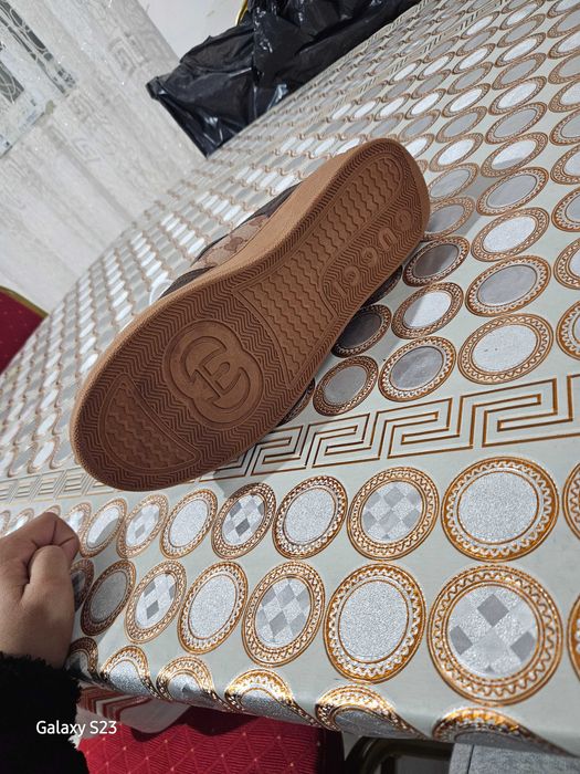 Vand adidasi gucci 1-1 marime 44