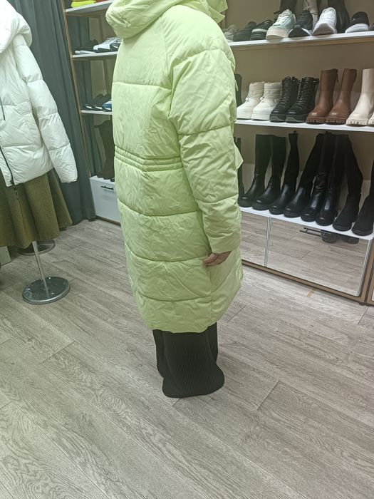 Демисизонная. куртка салатового цвета