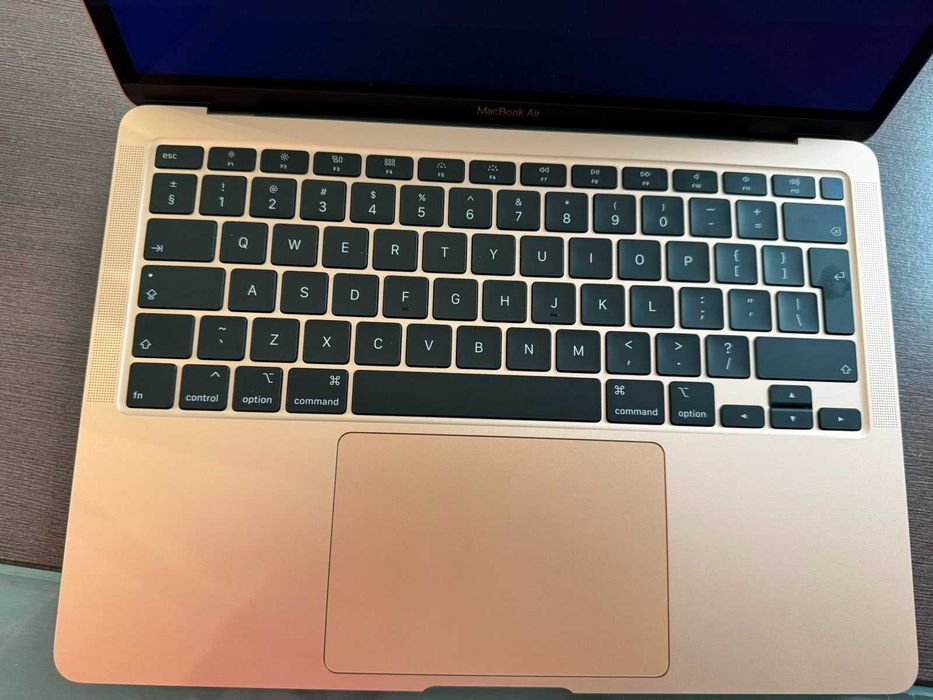 MacBook Air 13” (2020, A2179) – ново състояние + зарядно + Magic Mouse