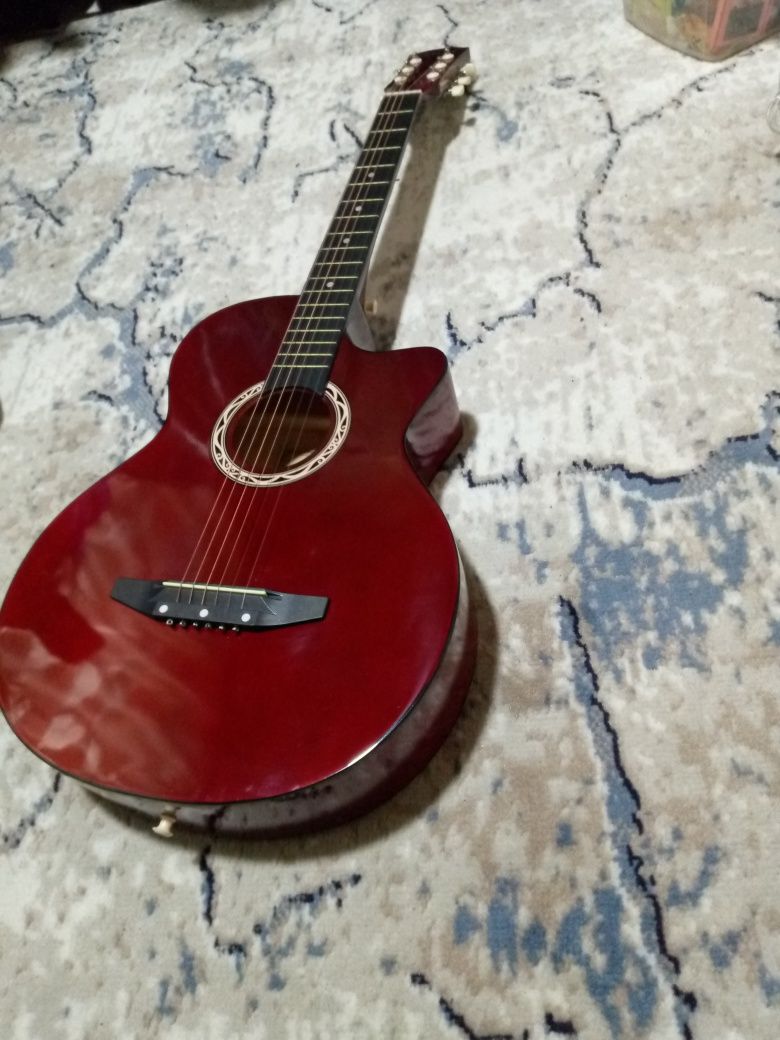 Ishlatilmagan yangi gitara