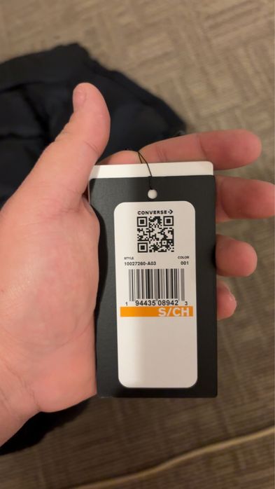 Vand geaca converse noua cu eticheta